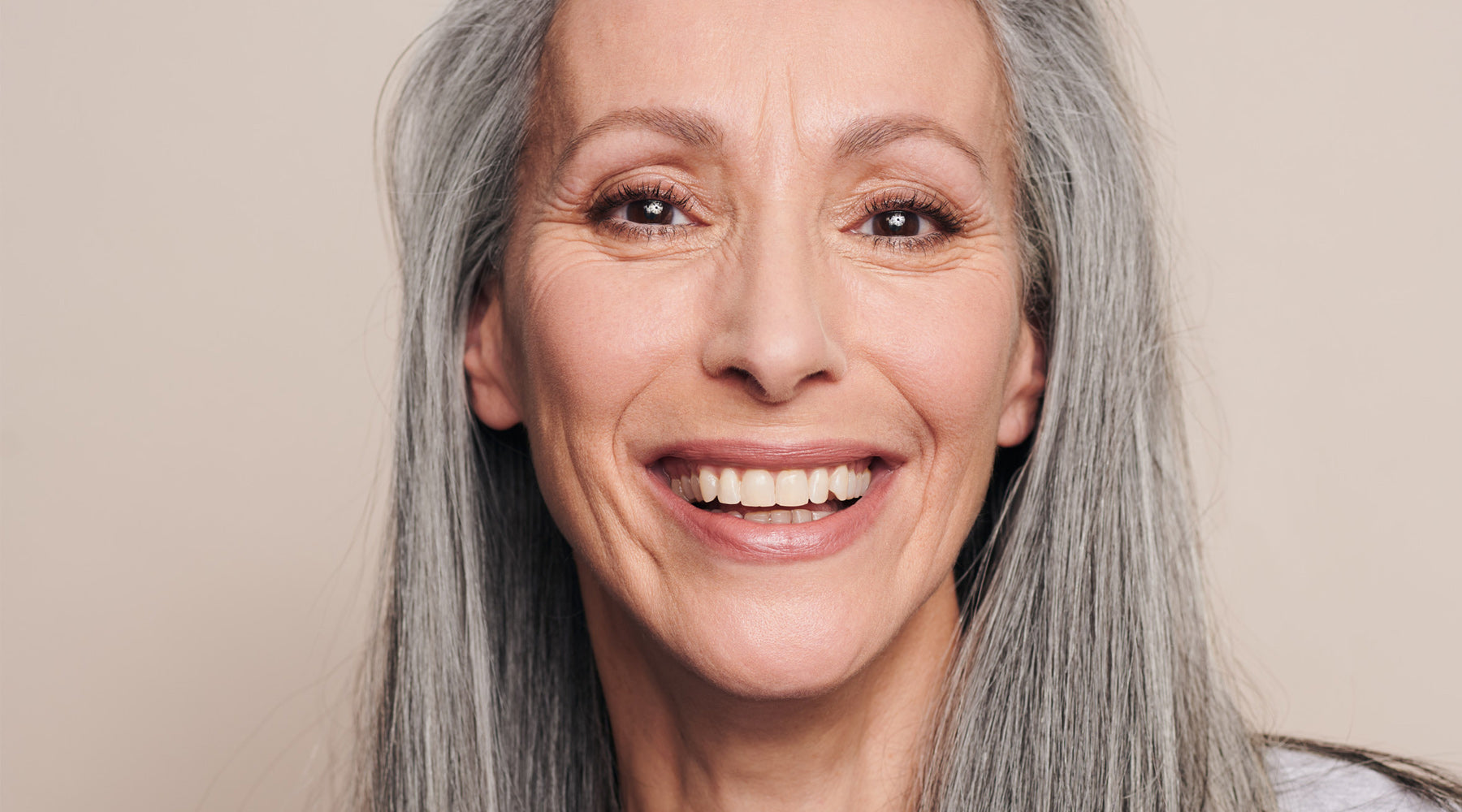Une belle femme mature portant un joli maquillage anti-rides très naturel
