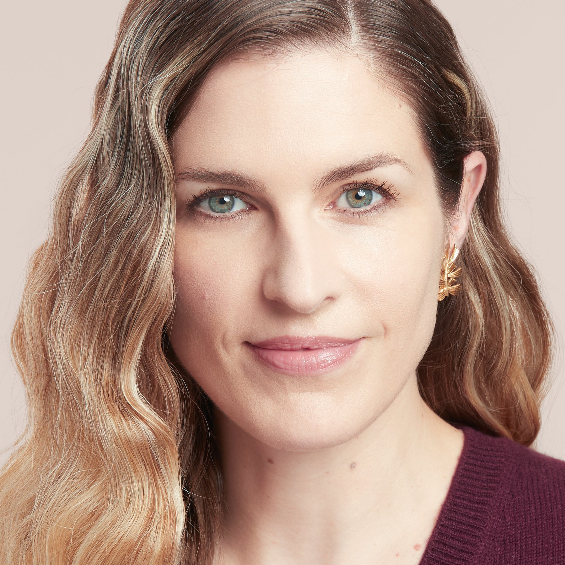 Une belle femme portant le Fond de Teint Lumière en couleur 1 pour peau mature de louiselouise