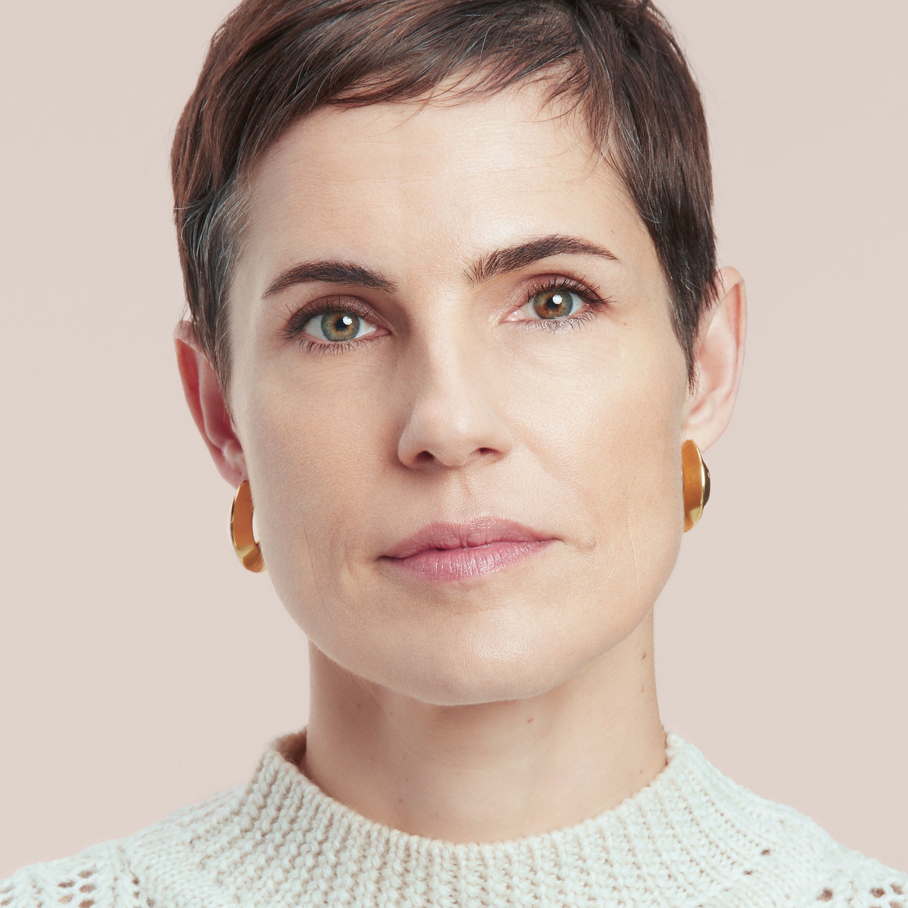 Une belle femme portant le Fond de Teint Lumière en couleur 2 pour peau mature de louiselouise