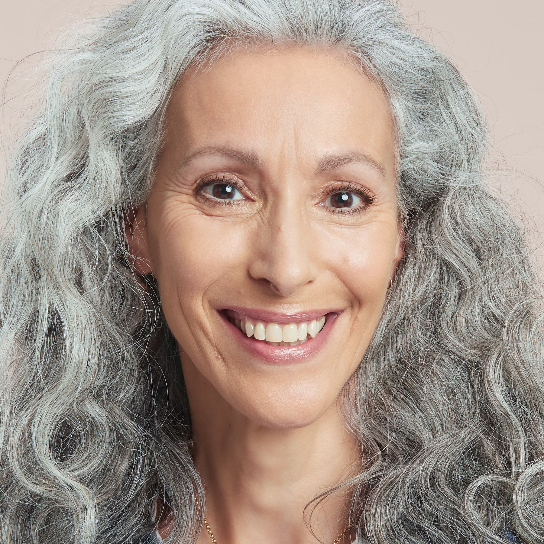 Une belle femme mature portant le fond de teint Lumière de louiselouise