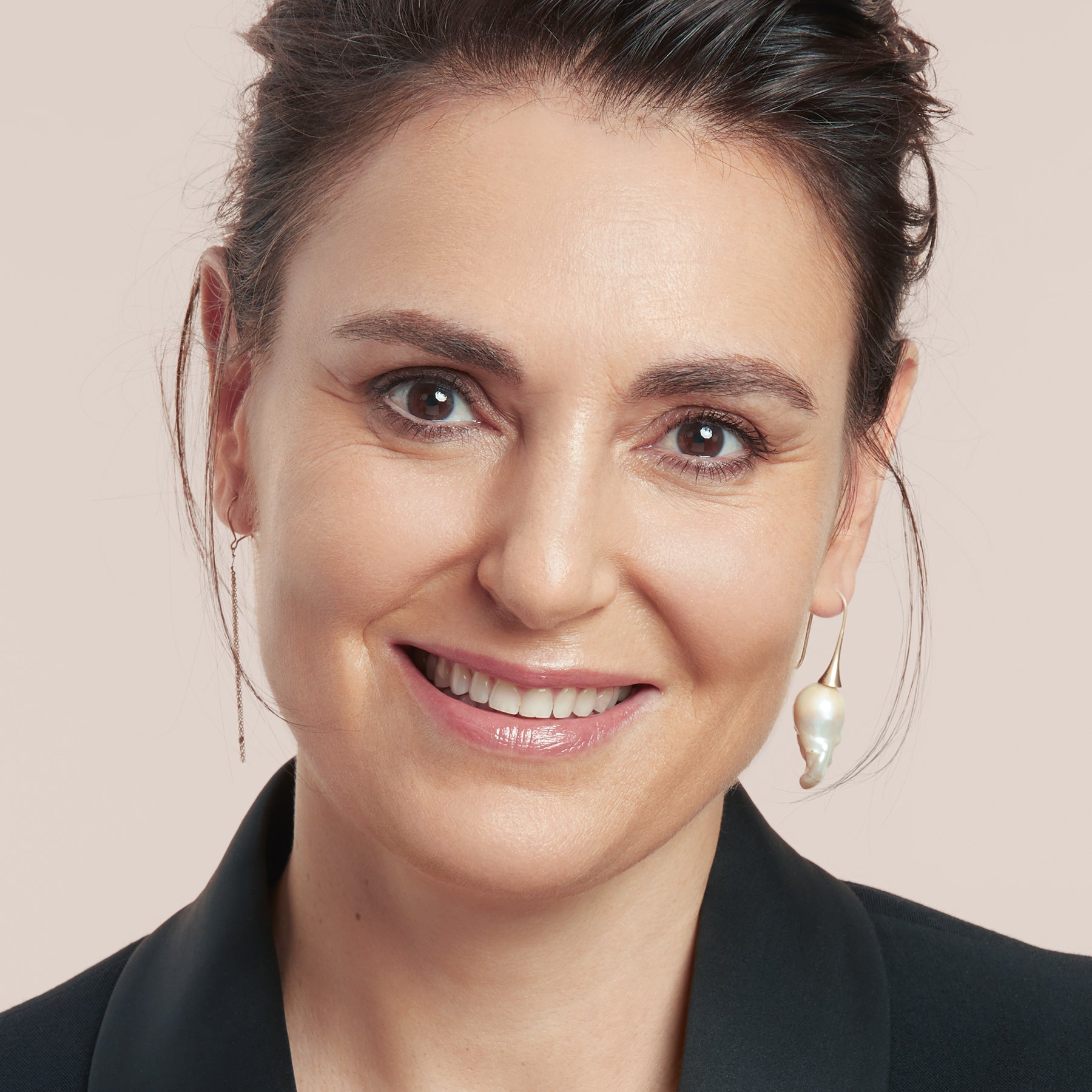 Une belle femme portant le Fond de Teint Lumière en couleur 4 pour peau mature de louiselouise