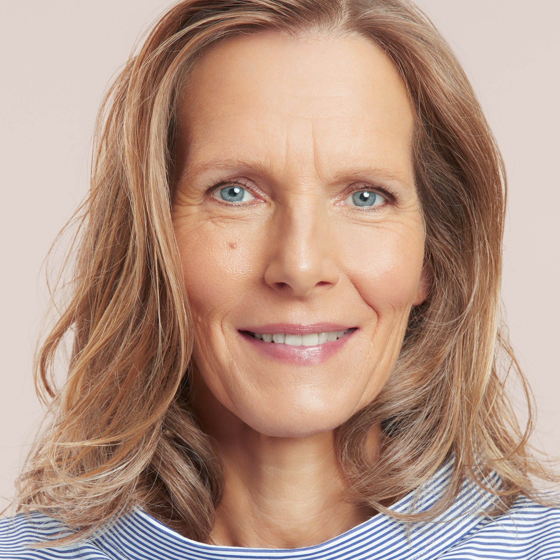 Une belle femme portant le Fond de Teint Lumière en couleur 5 pour peau mature de louiselouise