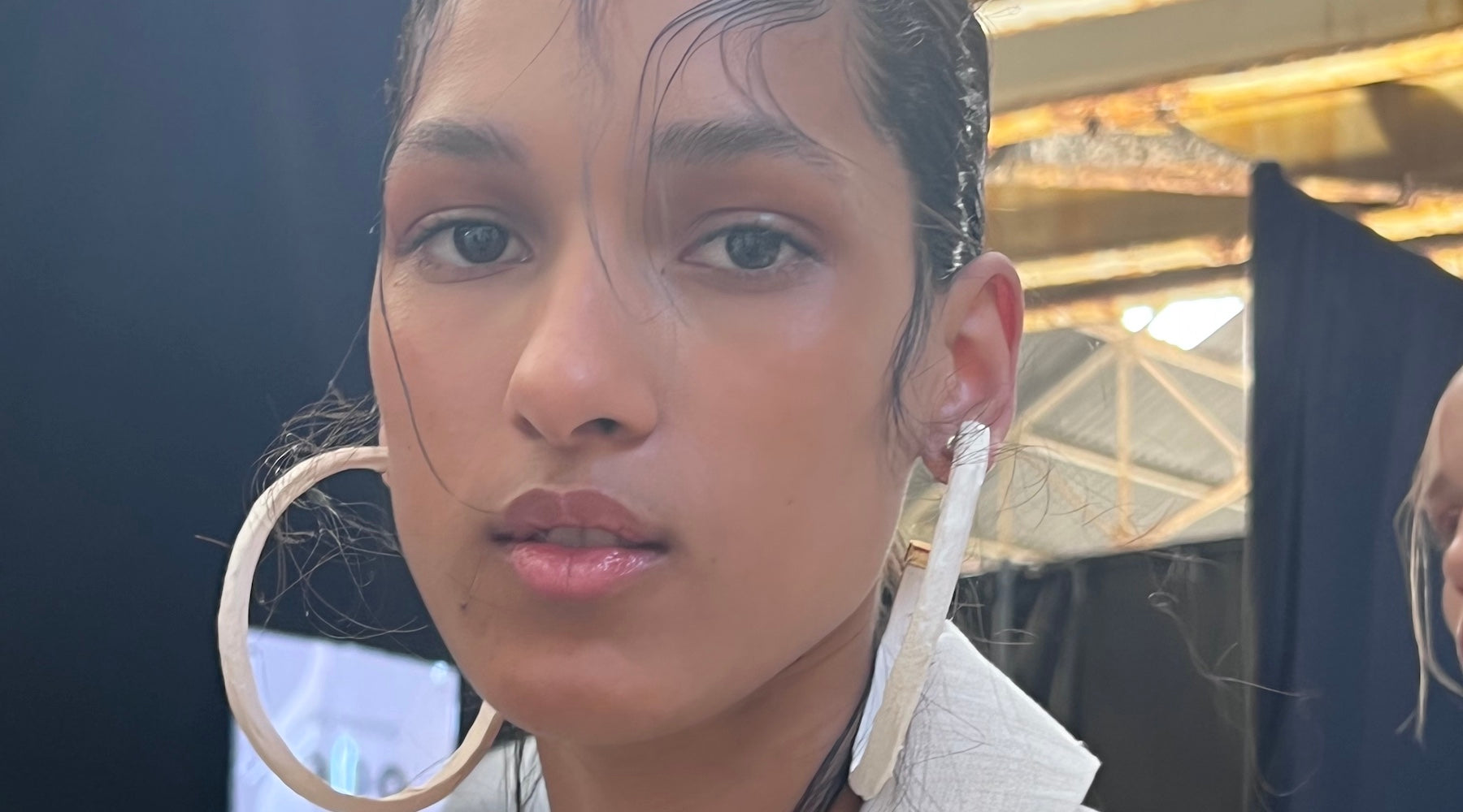 Une jeune femme qui a visiblement chaud, portant un maquillage naturel qui tient bien malgré la chaleur