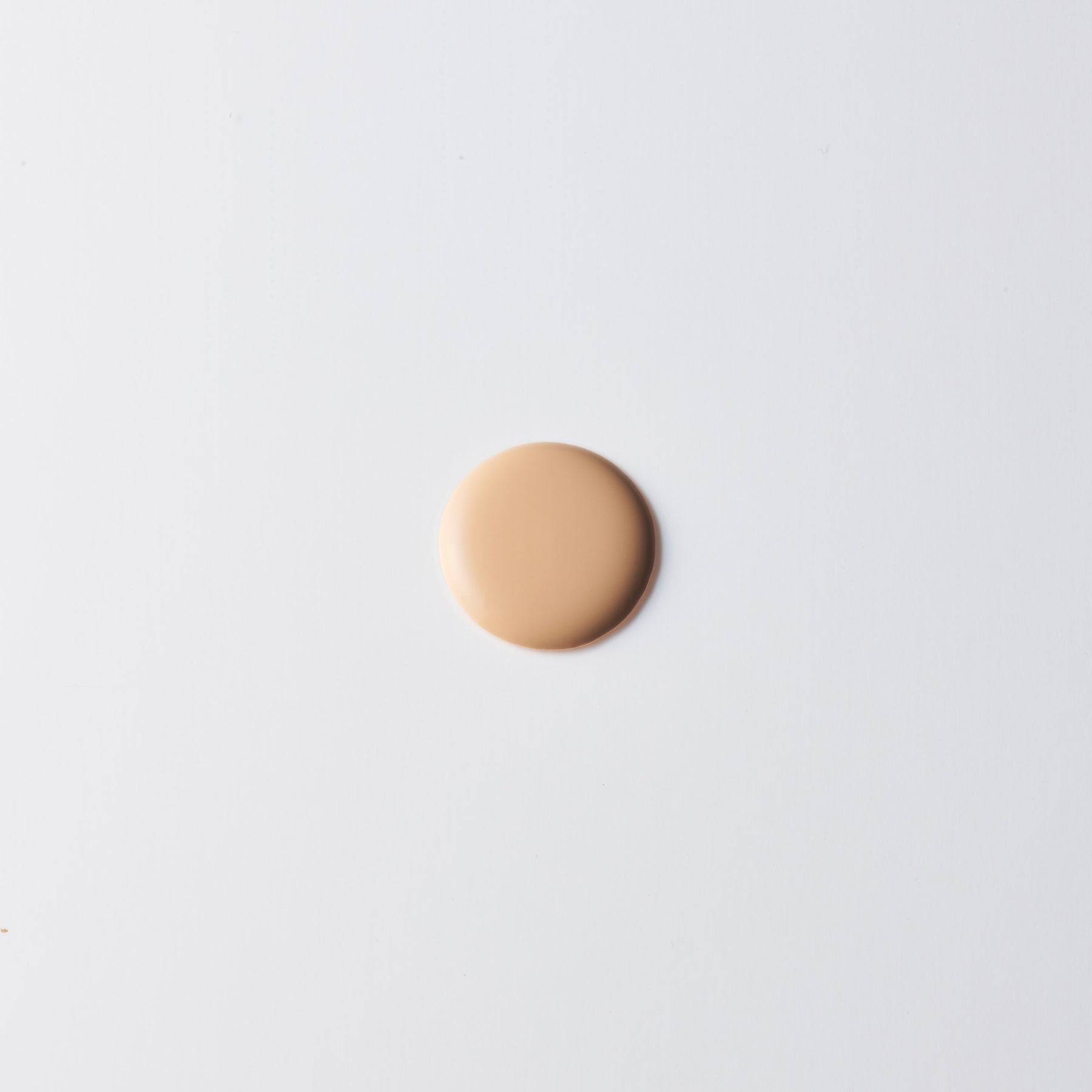 Une goutte du Fond de Teint Lumière de louiselouise (en couleur 1), spécialement conçu pour la peau mature